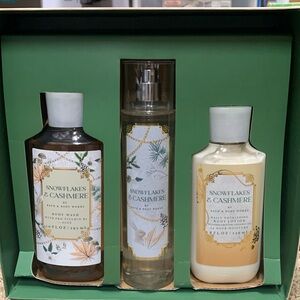 BNIB Snowflake & Cashmere ALL COZIED UP Gift Set and Box
